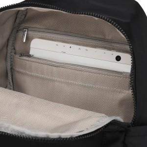 Mały, czarny plecak damski wykonany z poliestru, jednokomorowy z kieszenią zewnętrzną - Peterson