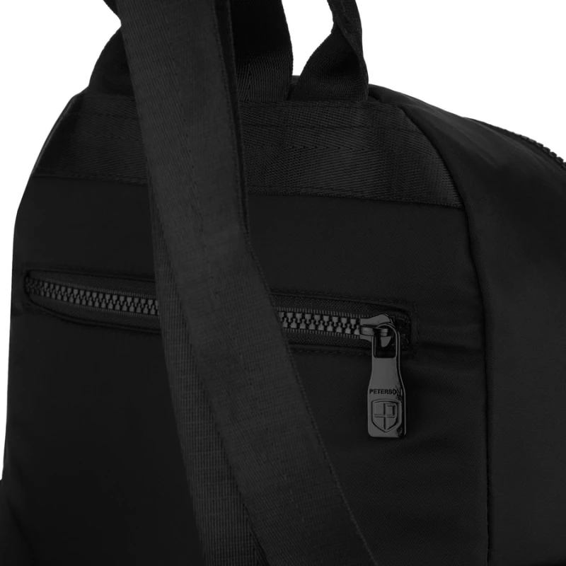 Mały, czarny plecak damski wykonany z poliestru, jednokomorowy z kieszenią zewnętrzną - Peterson