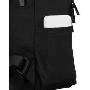 Mały, czarny plecak damski wykonany z poliestru, jednokomorowy z kieszenią zewnętrzną - Peterson