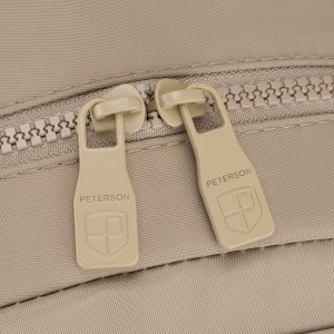 Praktyczny plecak damski wykonany z poliestru w kolorze ecru, jednokomorowy - Peterson