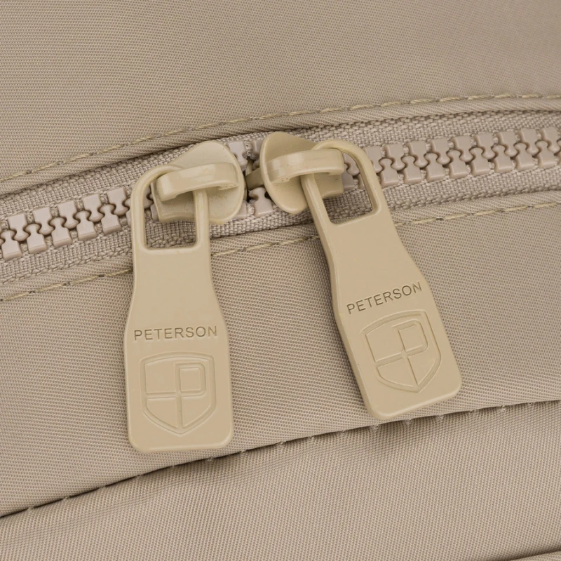 Praktyczny plecak damski wykonany z poliestru w kolorze ecru, jednokomorowy - Peterson
