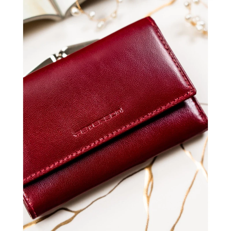 Mały portfel damski ze skóry naturalnej w czerwonym kolorze - Peterson | Niua.pl