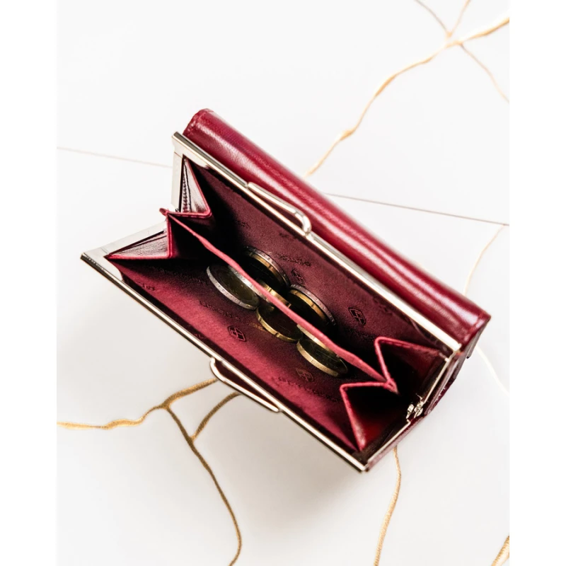 Mały portfel damski ze skóry naturalnej w czerwonym kolorze - Peterson | Niua.pl