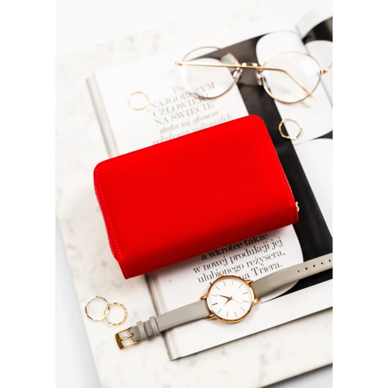 Poziomy portfel damski wykonany ze skóry ekologicznej w czerwonym kolorze, zamykany na zatrzask - Peterson | Niua.pl