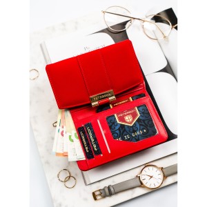 Poziomy portfel damski wykonany ze skóry ekologicznej w czerwonym kolorze, zamykany na zatrzask - Peterson | Niua.pl