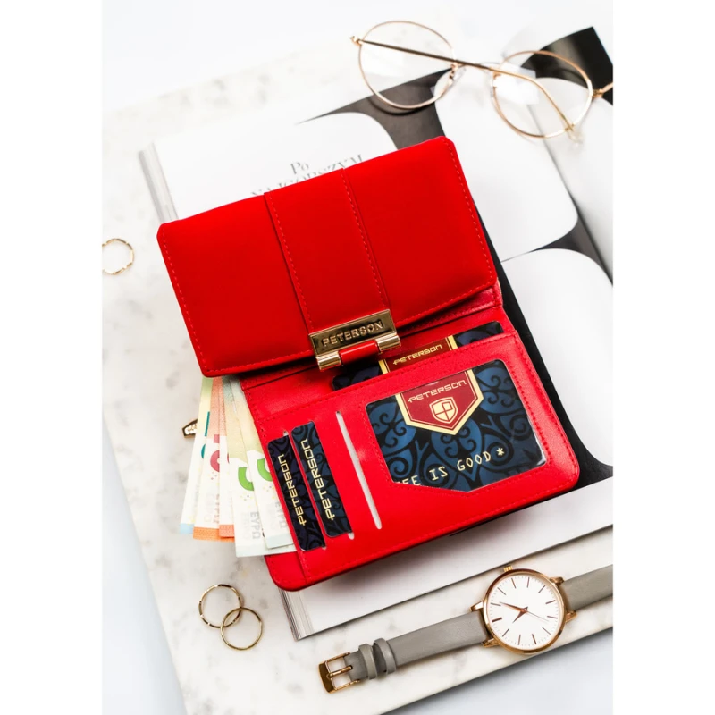 Poziomy portfel damski wykonany ze skóry ekologicznej w czerwonym kolorze, zamykany na zatrzask - Peterson | Niua.pl