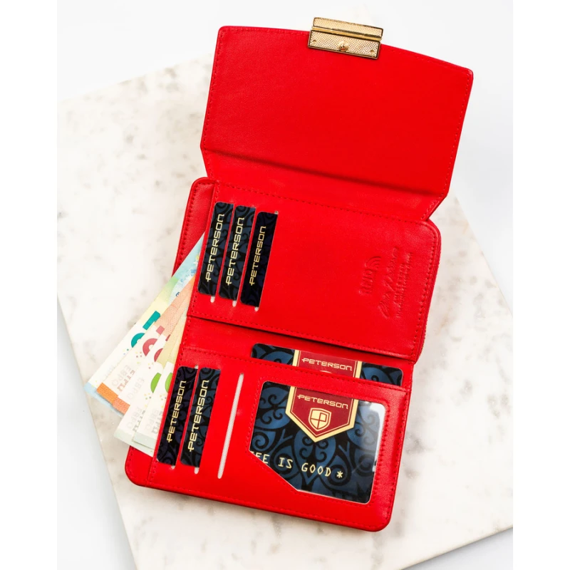 Poziomy portfel damski wykonany ze skóry ekologicznej w czerwonym kolorze, zamykany na zatrzask - Peterson | Niua.pl
