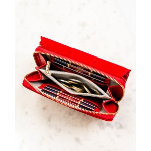 Poziomy portfel damski wykonany ze skóry ekologicznej w czerwonym kolorze, zamykany na zatrzask - Peterson | Niua.pl