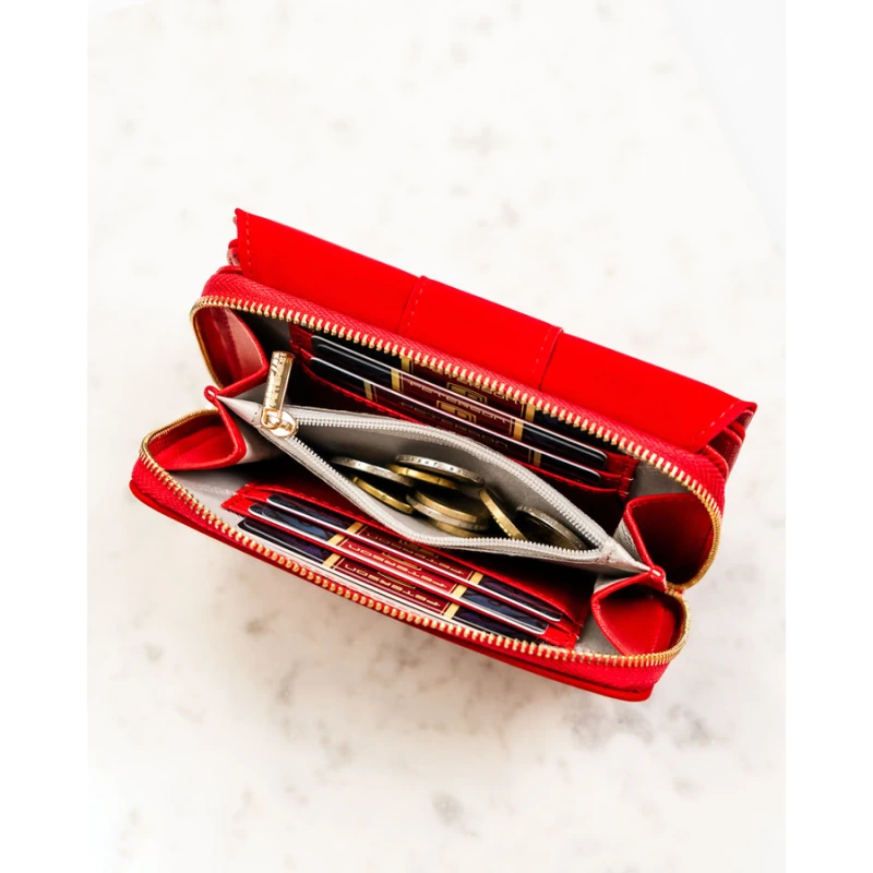 Poziomy portfel damski wykonany ze skóry ekologicznej w czerwonym kolorze, zamykany na zatrzask - Peterson | Niua.pl