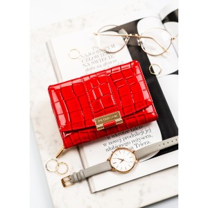 Portfel damski wykonany ze skóry ekologicznej w czerwonym kolorze z tłoczonym wzorem krokodylej skóry - Peterson | Niua.pl