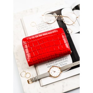 Portfel damski wykonany ze skóry ekologicznej w czerwonym kolorze z tłoczonym wzorem krokodylej skóry - Peterson | Niua.pl