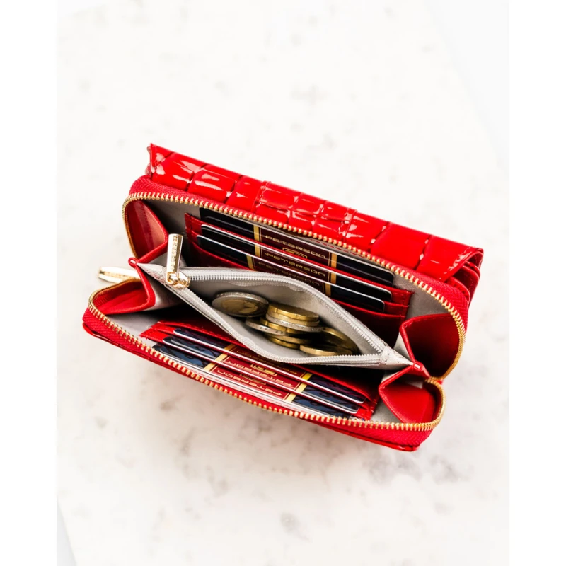 Portfel damski wykonany ze skóry ekologicznej w czerwonym kolorze z tłoczonym wzorem krokodylej skóry - Peterson | Niua.pl