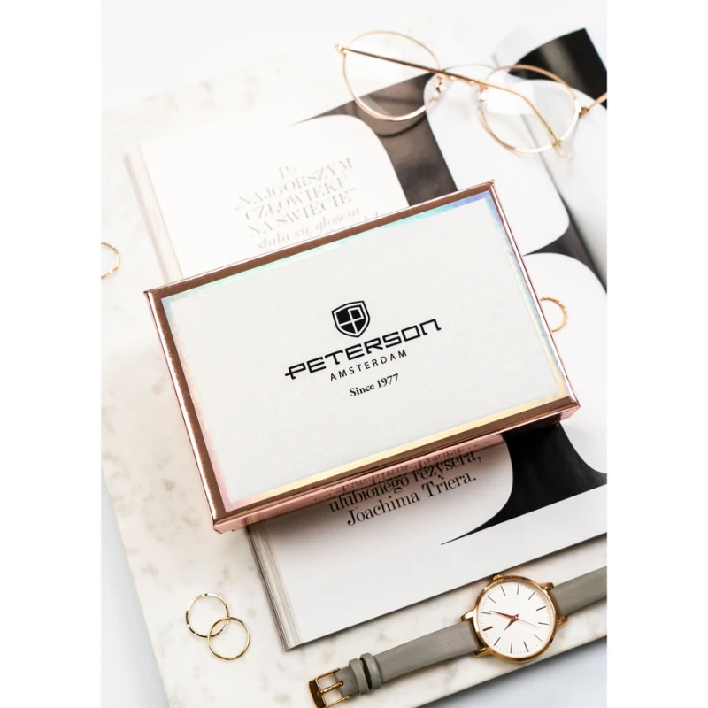 Portfel damski wykonany ze skóry ekologicznej w czerwonym kolorze z tłoczonym wzorem krokodylej skóry - Peterson | Niua.pl