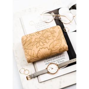 Elegancki portfel damski ze skóry ekologicznej w beżowym kolorze ze wzorem w kwiaty - Peterson | Niua.pl