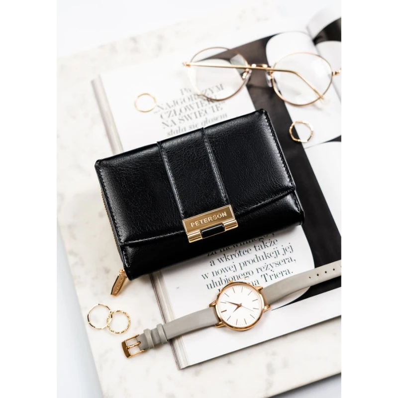 Poziomy portfel damski wykonany ze skóry ekologicznej w czarnym kolorze, zamykany na zatrzask - Peterson | Niua.pl