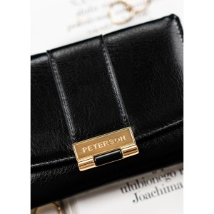 Poziomy portfel damski wykonany ze skóry ekologicznej w czarnym kolorze, zamykany na zatrzask - Peterson | Niua.pl