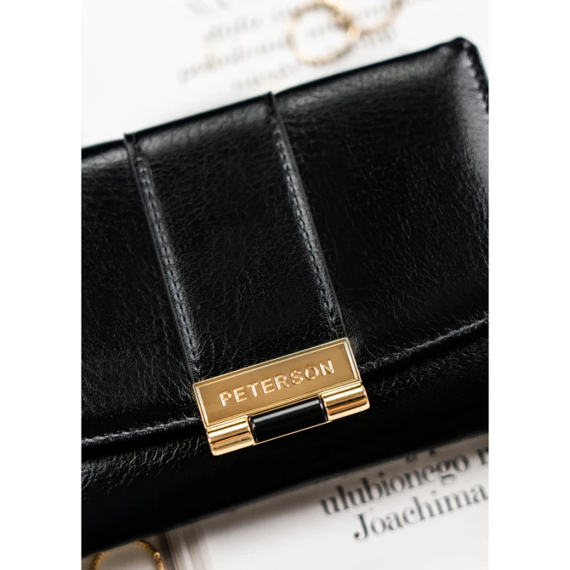 Poziomy portfel damski wykonany ze skóry ekologicznej w czarnym kolorze, zamykany na zatrzask - Peterson | Niua.pl