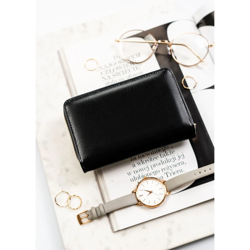 Poziomy portfel damski wykonany ze skóry ekologicznej w czarnym kolorze, zamykany na zatrzask - Peterson | Niua.pl