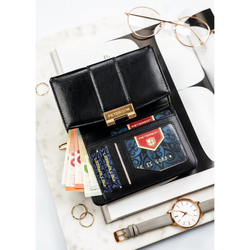 Poziomy portfel damski wykonany ze skóry ekologicznej w czarnym kolorze, zamykany na zatrzask - Peterson | Niua.pl