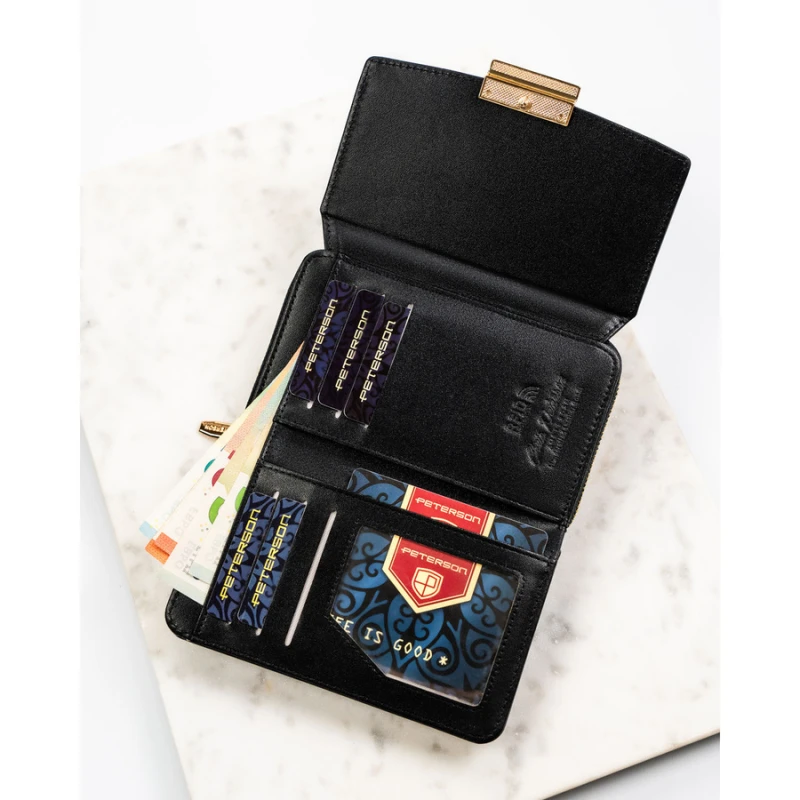 Poziomy portfel damski wykonany ze skóry ekologicznej w czarnym kolorze, zamykany na zatrzask - Peterson | Niua.pl