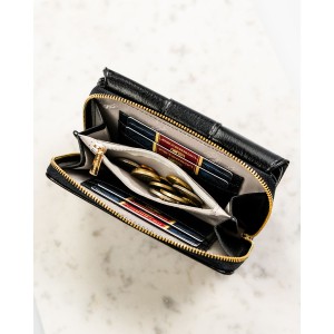 Poziomy portfel damski wykonany ze skóry ekologicznej w czarnym kolorze, zamykany na zatrzask - Peterson | Niua.pl