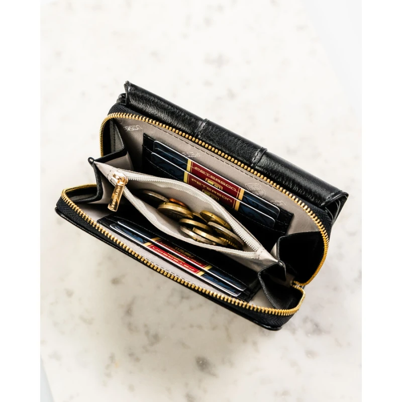 Poziomy portfel damski wykonany ze skóry ekologicznej w czarnym kolorze, zamykany na zatrzask - Peterson | Niua.pl