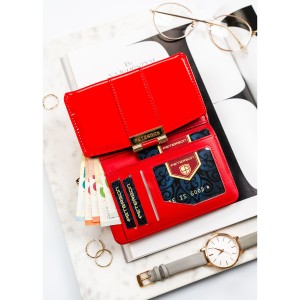 Czerwony, poziomy portfel damski wykonany z lakierowanej skóry ekologicznej - Peterson | Niua.pl