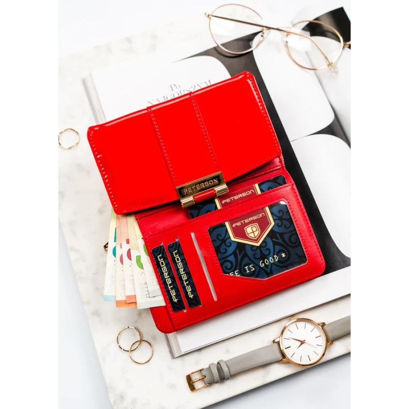 Czerwony, poziomy portfel damski wykonany z lakierowanej skóry ekologicznej - Peterson | Niua.pl