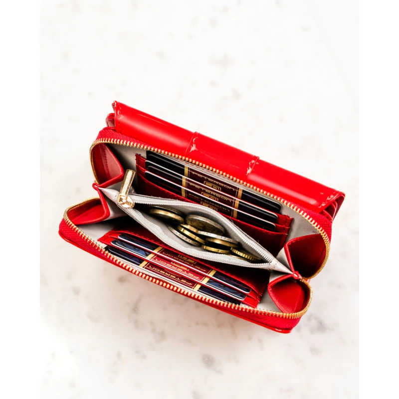 Czerwony, poziomy portfel damski wykonany z lakierowanej skóry ekologicznej - Peterson | Niua.pl