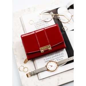 Bordowy, poziomy portfel damski wykonany z lakierowanej skóry ekologicznej - Peterson | Niua.pl