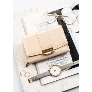 Poziomy portfel damski wykonany z lakierowanej skóry ekologicznej w beżowym kolorze - Peterson | Niua.pl