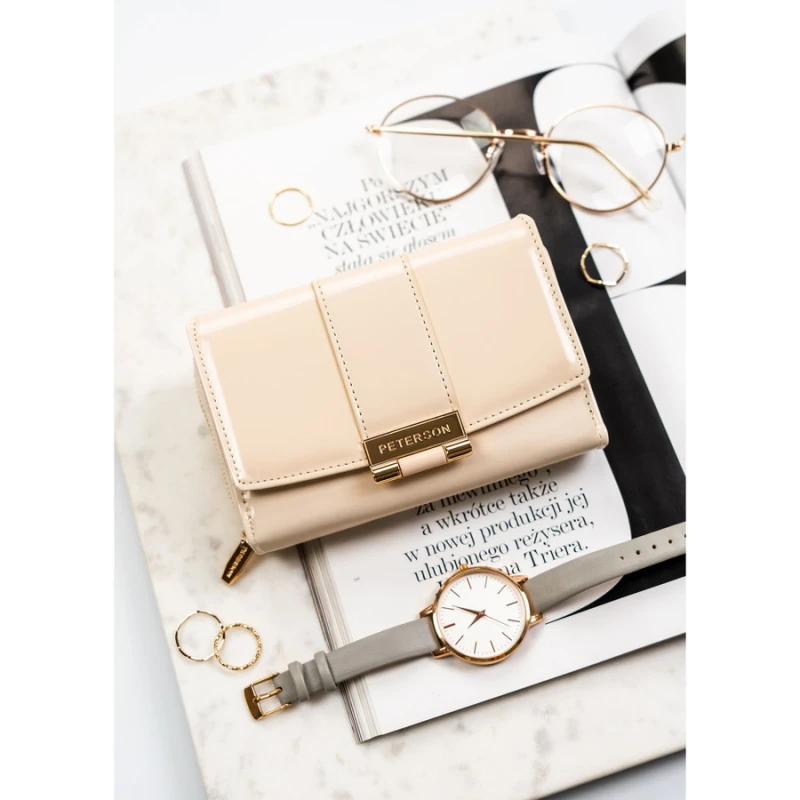 Poziomy portfel damski wykonany z lakierowanej skóry ekologicznej w beżowym kolorze - Peterson | Niua.pl