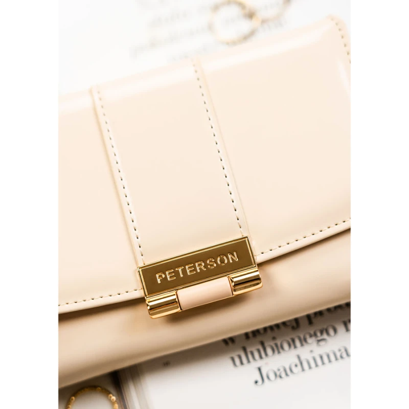 Poziomy portfel damski wykonany z lakierowanej skóry ekologicznej w beżowym kolorze - Peterson | Niua.pl
