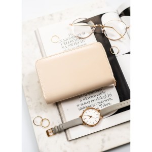 Poziomy portfel damski wykonany z lakierowanej skóry ekologicznej w beżowym kolorze - Peterson | Niua.pl