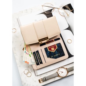 Poziomy portfel damski wykonany z lakierowanej skóry ekologicznej w beżowym kolorze - Peterson | Niua.pl