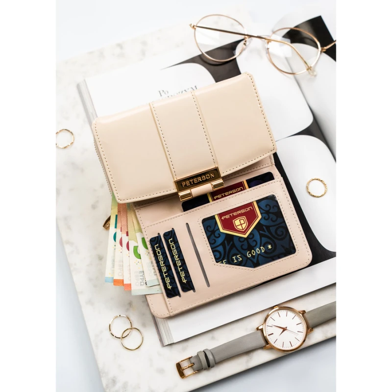 Poziomy portfel damski wykonany z lakierowanej skóry ekologicznej w beżowym kolorze - Peterson | Niua.pl