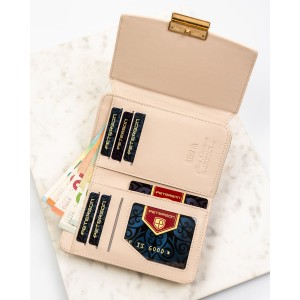 Poziomy portfel damski wykonany z lakierowanej skóry ekologicznej w beżowym kolorze - Peterson | Niua.pl