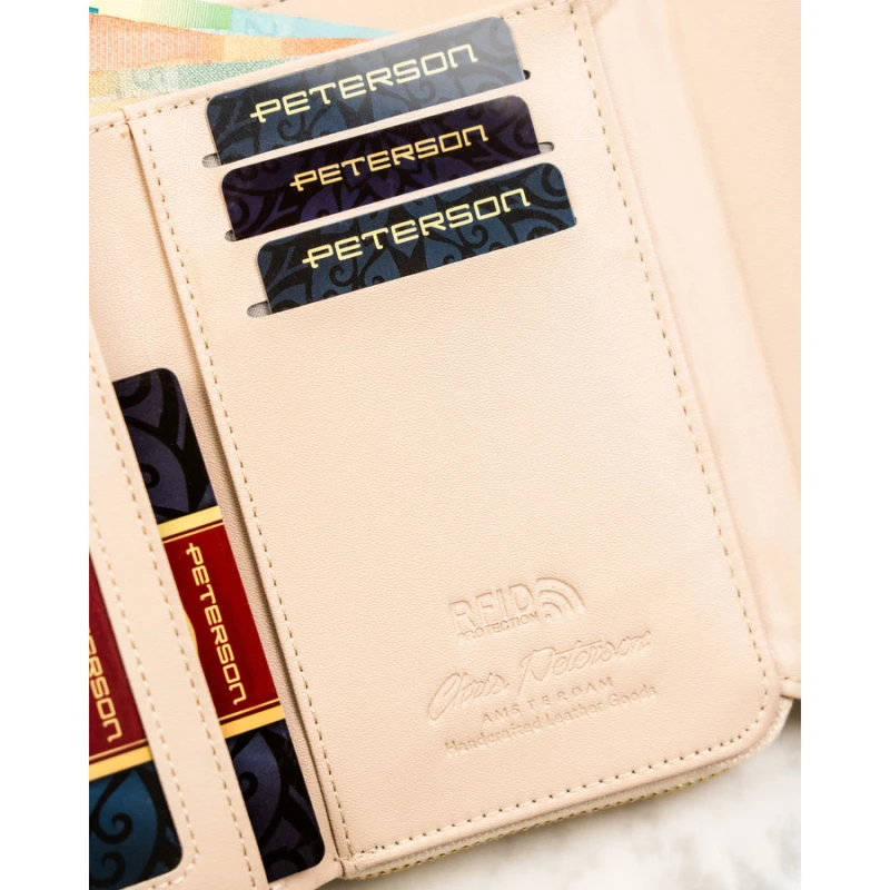 Poziomy portfel damski wykonany z lakierowanej skóry ekologicznej w beżowym kolorze - Peterson | Niua.pl