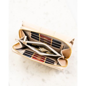 Poziomy portfel damski wykonany z lakierowanej skóry ekologicznej w beżowym kolorze - Peterson | Niua.pl