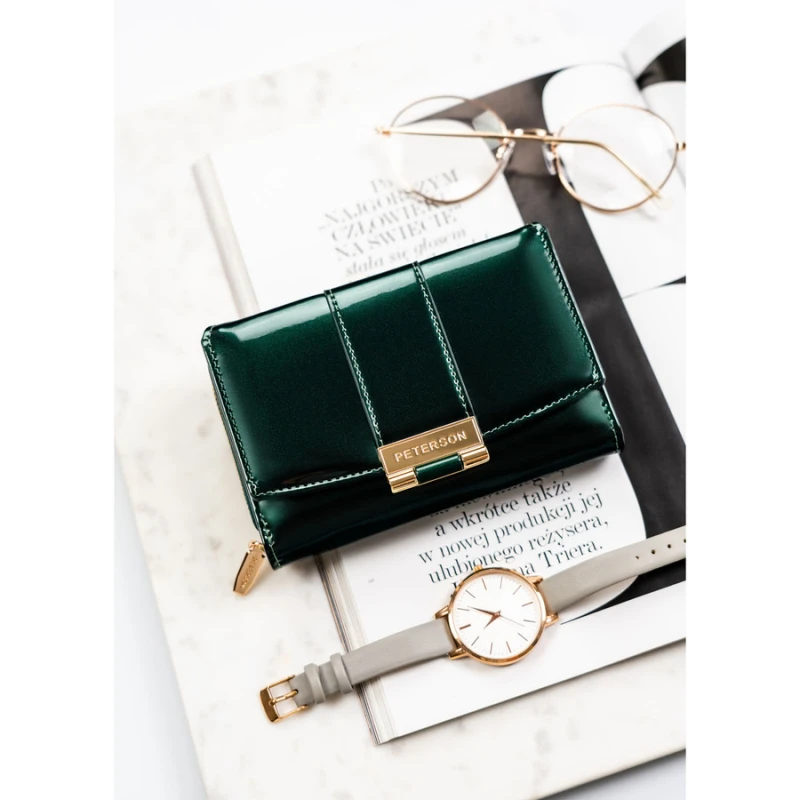 Poziomy portfel damski z lakierowanej skóry ekologicznej w zielonym kolorze, wyposażony w system RFID - Peterson | Niua.pl