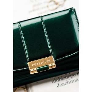 Poziomy portfel damski z lakierowanej skóry ekologicznej w zielonym kolorze, wyposażony w system RFID - Peterson | Niua.pl