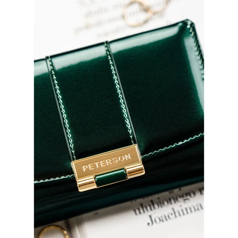Poziomy portfel damski z lakierowanej skóry ekologicznej w zielonym kolorze, wyposażony w system RFID - Peterson | Niua.pl