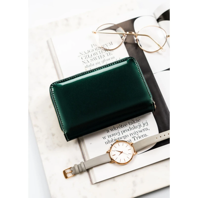 Poziomy portfel damski z lakierowanej skóry ekologicznej w zielonym kolorze, wyposażony w system RFID - Peterson | Niua.pl