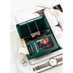 Poziomy portfel damski z lakierowanej skóry ekologicznej w zielonym kolorze, wyposażony w system RFID - Peterson | Niua.pl