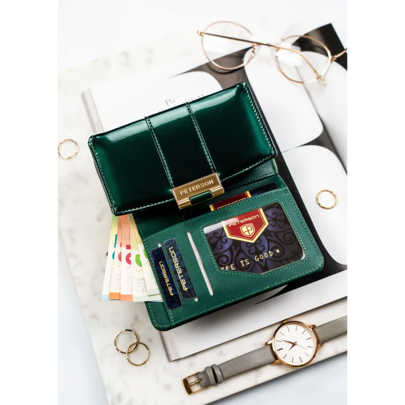 Poziomy portfel damski z lakierowanej skóry ekologicznej w zielonym kolorze, wyposażony w system RFID - Peterson | Niua.pl