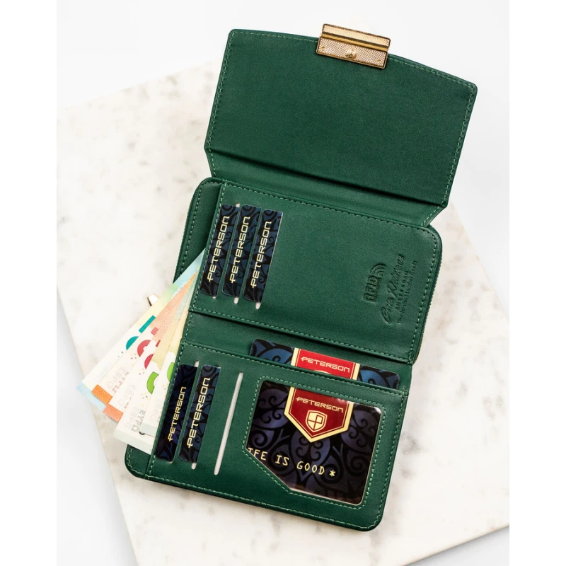 Poziomy portfel damski z lakierowanej skóry ekologicznej w zielonym kolorze, wyposażony w system RFID - Peterson | Niua.pl