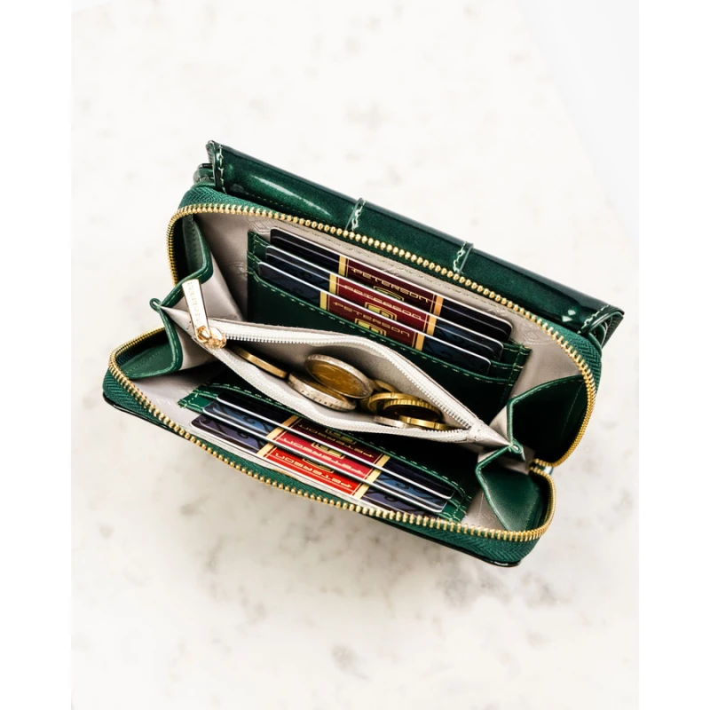 Poziomy portfel damski z lakierowanej skóry ekologicznej w zielonym kolorze, wyposażony w system RFID - Peterson | Niua.pl