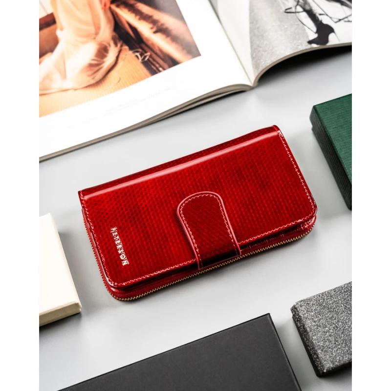 Pionowy portfel damski z lakierowanej skóry naturalnej w czerwonym kolorze - Peterson | Niua.pl