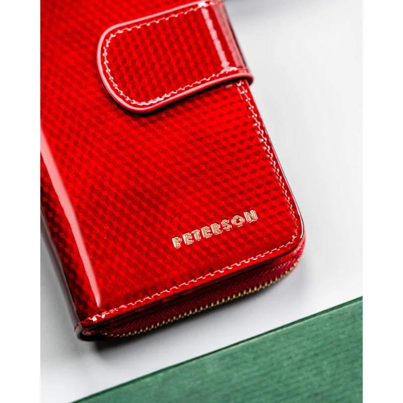 Pionowy portfel damski z lakierowanej skóry naturalnej w czerwonym kolorze - Peterson | Niua.pl