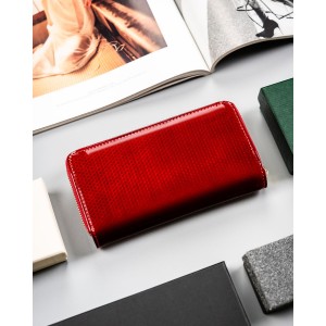 Pionowy portfel damski z lakierowanej skóry naturalnej w czerwonym kolorze - Peterson | Niua.pl